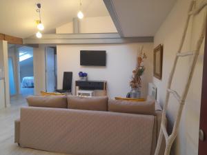 sala de estar con sofá y TV en Apartamento de diseño. Moderno y acogedor. 2, en Santander