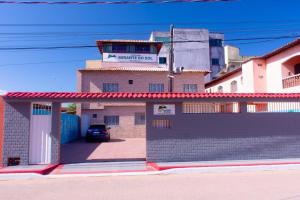 un edificio con un estacionamiento delante de él en Pousada Mirante do Sol en Piúma