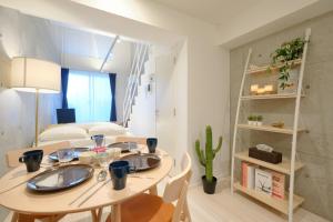 una habitación con mesa y sillas y un dormitorio en Toyocho SA-KU-RA - Vacation STAY 44020v, en Tokio