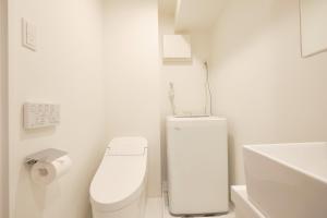 東京的住宿－Toyocho SA-KU-RA - Vacation STAY 45258v，白色的浴室设有卫生间和水槽。