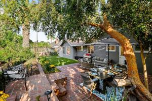 un patio con mesa, sillas y un árbol en HAMPTON HOUSE PACIFIC PALISADES CA Ocean View Family & Pet Friendly Weekly & Monthly Discounts, en Los Ángeles