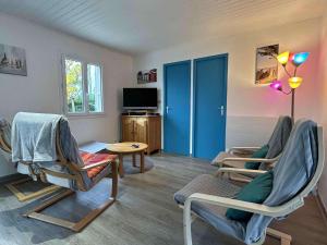 een woonkamer met 2 stoelen en een televisie bij Maison La Brée-les-Bains, 3 pièces, 5 personnes - FR-1-246A-181 in La Brée-les-Bains