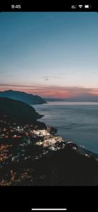 una vista aérea de la ciudad y el océano en Panorama Sarpi, en Batumi