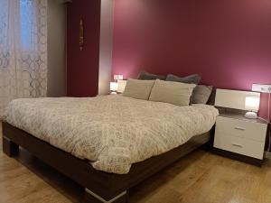 1 dormitorio con 1 cama grande y 2 mesitas de noche en En el centro histórico, con el encanto de Portales, en Logroño