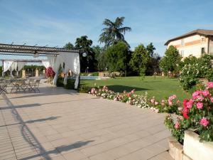 A garden outside Agriturismo Corte Bebbi