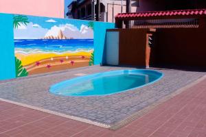 una pintura de una bañera de hidromasaje en una playa en Pousada Mirante do Sol en Piúma