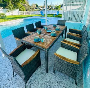 NEW Renovated luxury home with private heated pool, game room Near Anna Maria Island and IMG内部或周边的泳池