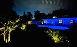 NEW Renovated luxury home with private heated pool, game room Near Anna Maria Island and IMG外面的花园