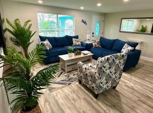 NEW Renovated luxury home with private heated pool, game room Near Anna Maria Island and IMG的休息区
