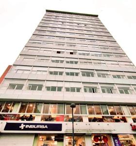 un edificio alto con muchas ventanas en CARSO ALAMEDA BELLAS ARTES Loft Premium en Ciudad de México