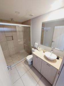 y baño con aseo, lavabo y ducha. en CARSO ALAMEDA BELLAS ARTES Loft Premium en Ciudad de México