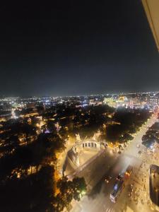 CARSO ALAMEDA BELLAS ARTES Loft Premium في مدينة ميكسيكو: اطلالة جوية على المدينة ليلا
