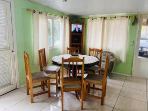 Casa Lagoa Violão في توريس: غرفة طعام مع طاولة وكراسي