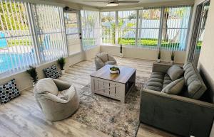 NEW Renovated luxury home with private heated pool, game room Near Anna Maria Island and IMG的休息区