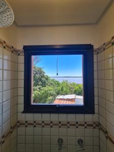 ventana en el baño con vistas al océano en Bela Vista Aparts, en Uruguaiana