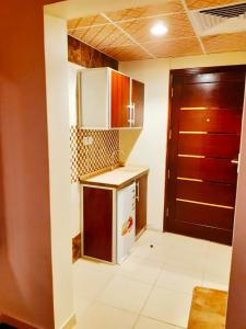 فندق انوار المشاعرالفندقية في مكة المكرمة: مطبخ صغير مع مغسلة وثلاجة