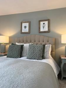 una camera con un grande letto con due quadri appesi al muro di Place to stay Market Rasen a Market Rasen Altre 9 foto
