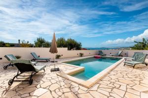 Bazén v ubytovaní Villa Ana perfect for families with kids and groups,House with heated Pool alebo v jeho blízkosti