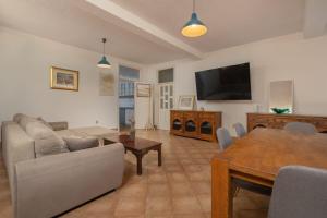 - un salon avec un canapé et une table dans l'établissement Authentic house, à Dubrovnik