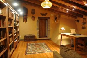 ein Wohnzimmer mit einem Sofa und einem Tisch mit einem Laptop in der Unterkunft Masia Paradise in Llinars del Vallès