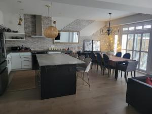 Nhà bếp/bếp nhỏ tại Exclusive Townhome near West-Side Trails