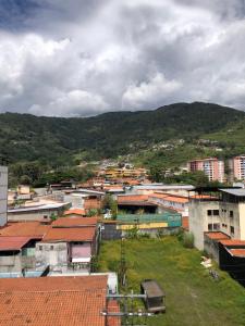 een groep gebouwen in een stad met een berg bij Confortable Apartamento in Mérida
