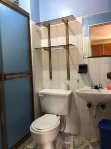 Confortable Apartamento في Mérida: حمام مع مرحاض ومغسلة