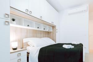 1 dormitorio con 1 cama con manta verde en Casa Rosolino - A due passi dal Campus Biomedico - Roma Trigoria en Roma
