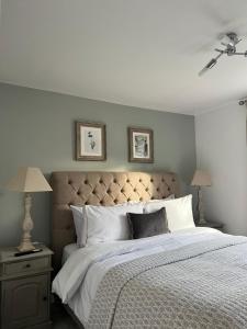 a bedroom with a large bed and two lamps at Place to stay Market Rasen in Market Rasen