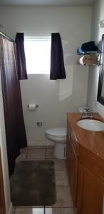 łazienka z toaletą i umywalką w obiekcie The Arizona Lighthouse B&B w mieście Clarkdale