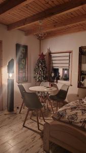 een woonkamer met een kerstboom en een tafel en stoelen bij U Bieńka in Biały Dunajec