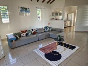 - un salon avec un canapé et une table dans l'établissement Villa marigua 2, à Les Abymes