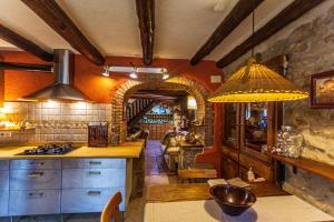 cocina con fogones en una habitación en Masia Paradise, en Llinars del Vallès