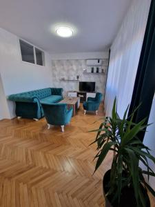 un soggiorno con un divano e un tavolo di Apartman Iva a Bijeljina