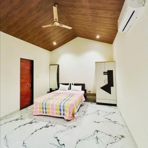 - une chambre avec un lit et un plafond en bois dans l'établissement Tara's Hill Resort, à Lonavala