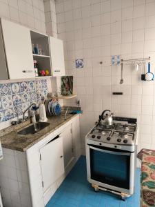 cocina con fogones y fregadero en Catete Apartment R do Catete, wi-fi 600Mb, en Río de Janeiro