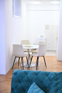 un soggiorno con tavolo e sedie di Apartman Iva a Bijeljina