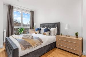 a bedroom with a large bed and a window at Luxury Central London Apartments Bermondsey in London