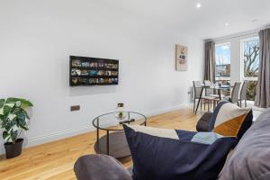 a living room with a couch and a table at Luxury Central London Apartments Bermondsey in London