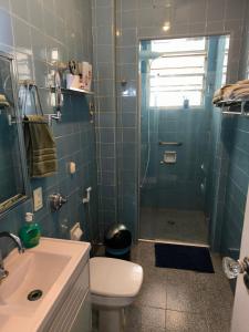 y baño con ducha, aseo y lavamanos. en Catete Apartment R do Catete, wi-fi 600Mb, en Río de Janeiro
