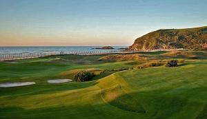 Blick auf einen Golfplatz mit Meerblick im Hintergrund in der Unterkunft MENDILAUTA in Zarautz