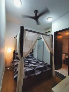 um quarto com uma cama e uma ventoinha de tecto em Studio with an amazing view. 10 min to KLCC em Kuala Lumpur
