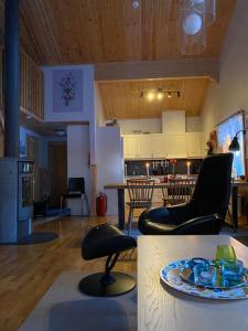 sala de estar y cocina con mesa y sillas en Fjällstuga i avskildhet, en Idre