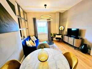 sala de estar con mesa y sillas en Gorgeous Hyde Park Home with Elevator Access by Tube Metro Stations, en Londres