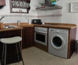 a kitchen with a washing machine and a sink at Apartamento Lerele in El Bosque