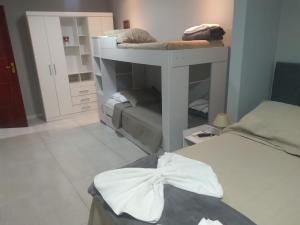 Pokój z 2 łóżkami piętrowymi w pokoju w obiekcie Pousada Canoa dos Anjos suítes w mieście Arraial do Cabo