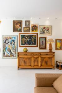 uma sala cheia de pinturas numa parede em Villa Stefani with Private Pool em Atenas