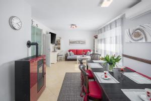 Televízia a/alebo spoločenská miestnosť v ubytovaní 3 & 4 bedrooms apartment Simona
