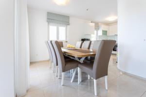 comedor con mesa de madera y sillas en Villa Ana perfect for families with kids and groups,House with heated Pool en Podstrana