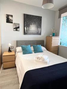 1 dormitorio con 1 cama con 2 toallas en Espectacular apartamento junto al mar, con piscina en Málaga, en Málaga